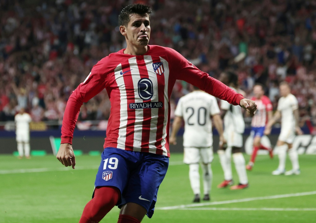 مهاجم أتلتيكو مدريد ألفارو موراتا يحتفل بثنائيته في مرمى ريال مدريد (3-1) في الدوري الإسباني في 24 أيلول/سبتمبر 2023 (ا ف ب)
