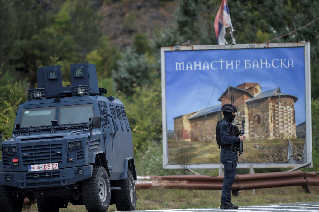 ضباط شرطة كوسوفو يقفون للحراسة حول مدخل قرية بانجسكا، شمال كوسوفو (أ ف ب)   