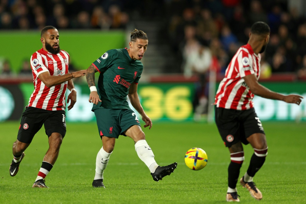 وقع مدافع ليفربول اليوناني كوستاس تسيميكاس (وسط) عقدًا جديدًا (ا ف ب)