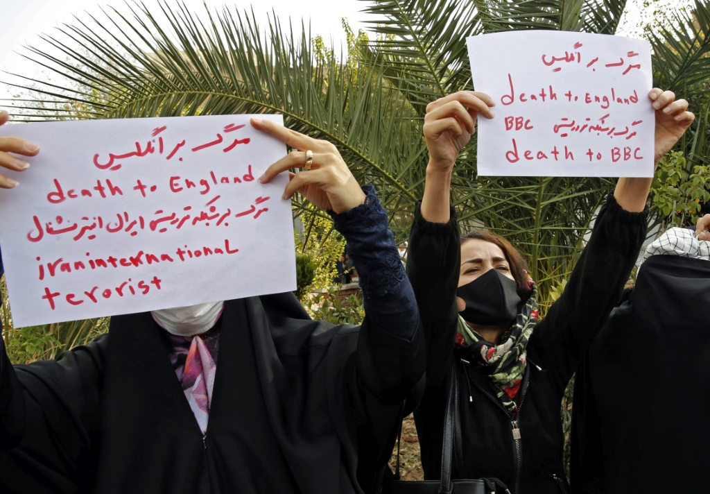 نساء يرفعن لافتات مناهضة لبريطانيا في طهران بتاريخ 27 تشرين الأول/أكتوبر 2022 (ا ف ب)