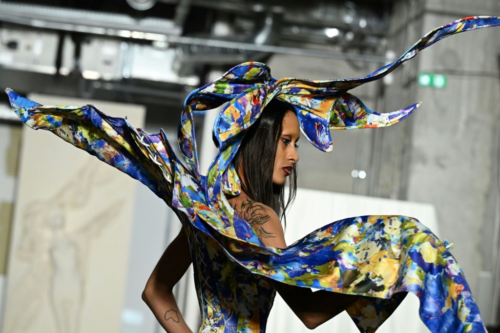 جانب من عرض أزياء وينسانتو في باريس في 27 شبط/فبراير 2023 (ا ف ب)