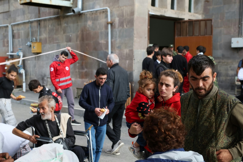لاجئون ينتظرون أمام مركز تسجيل تابع للصليب الأحمر في غوريس في أرمينيا في 25 أيلول/سبتمبر 2023 (ا ف ب)