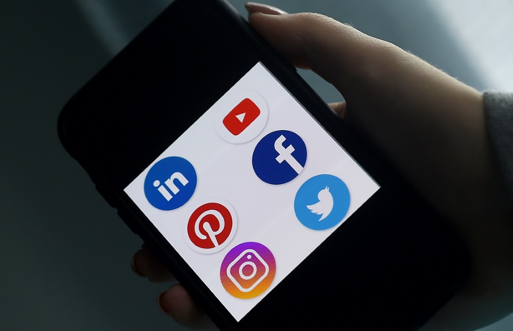 يحذر الخبراء من أن شركات التكنولوجيا تعمل على تخفيف الضمانات المتعلقة بالإشراف على المحتوى (ا ف ب)