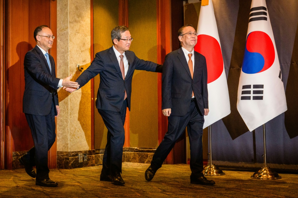 من اليسار الى اليمين، نواب وزراء خارجية الصين نونغ رونغ وكوريا الجنوبية شونغ بيونغ-وون واليابان فوناكوشي تاكيرو قبل اجتماعهم الثلاثي في سيول في 26 ايلول/سبتمبر 2023 (ا ف ب)