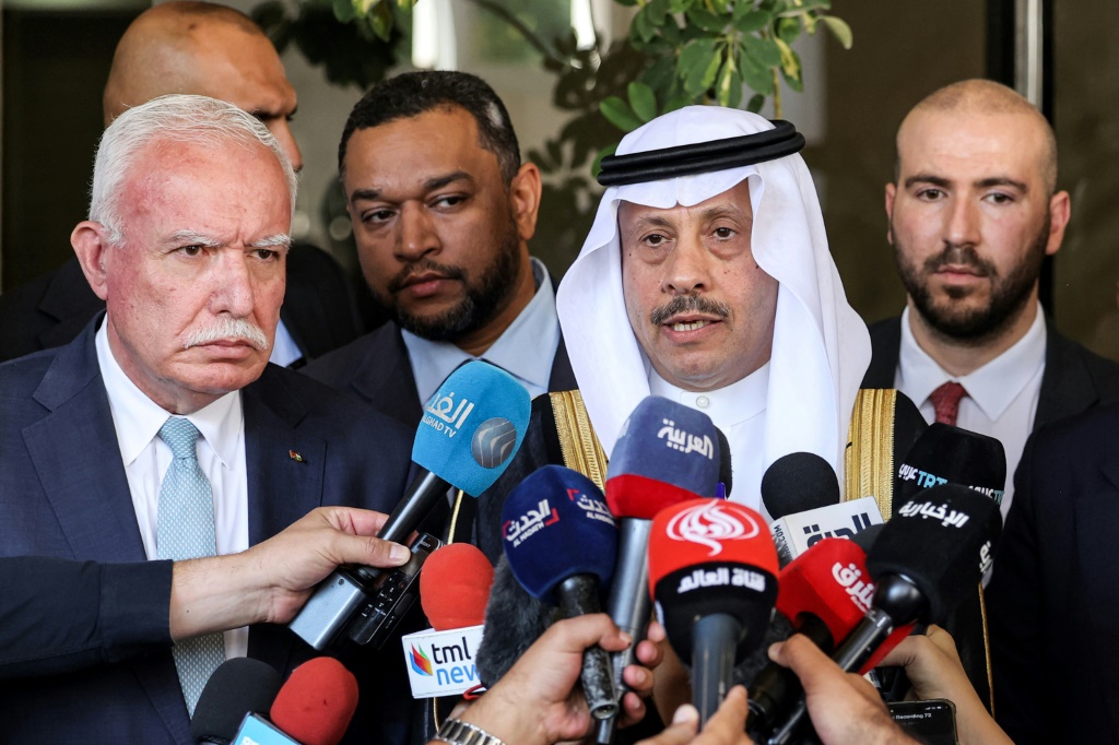 السفير السعودي غير المقيم في الأراضي الفلسطينية نايف بن بندر السديري (الثاني إلى اليمين) إلى جانبه وزير الخارجية الفلسطيني رياض المالكي (أ ف ب)   