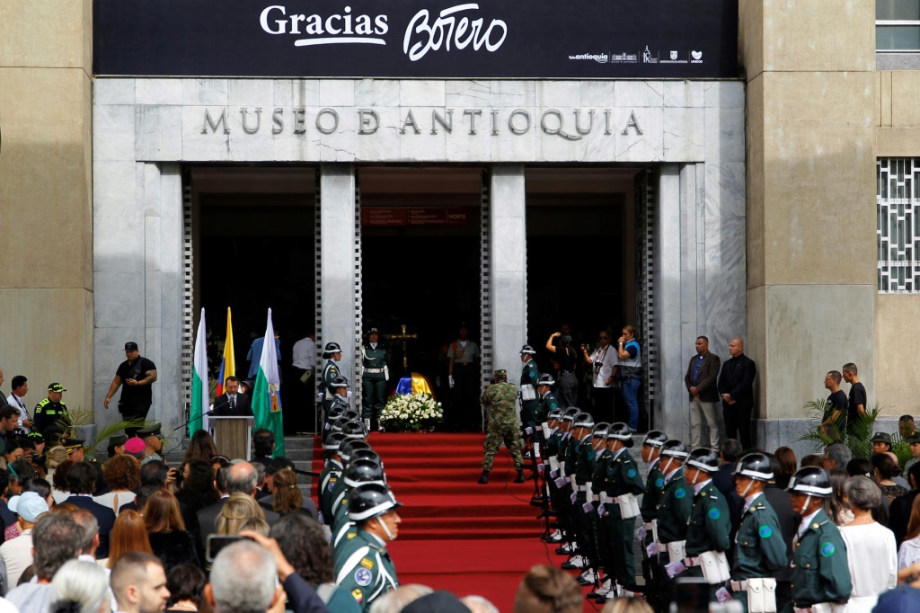 من مراسم وداع جثمان الرسام والنحات الكولومبي فرناندو بوتيرو الذي توفي في 15 أيلول/سبتمبر عن عمر يناهز 91 عاما، في متحف أنتيوكيا في ميديلين (كولومبيا) في 26 أيلول/سبتمبر 2023 (ا ف ب)
