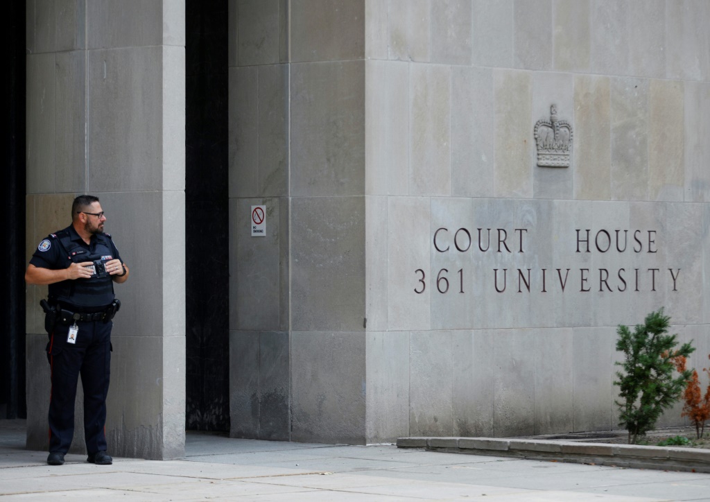 عنصر شرطة أمام محكمة تورنتو حيث بدأت محاكمة قطب الموضة السابق بيتر نيغارد في 26 أيلول/سبتمبر 2023 في كندا (ا ف ب)