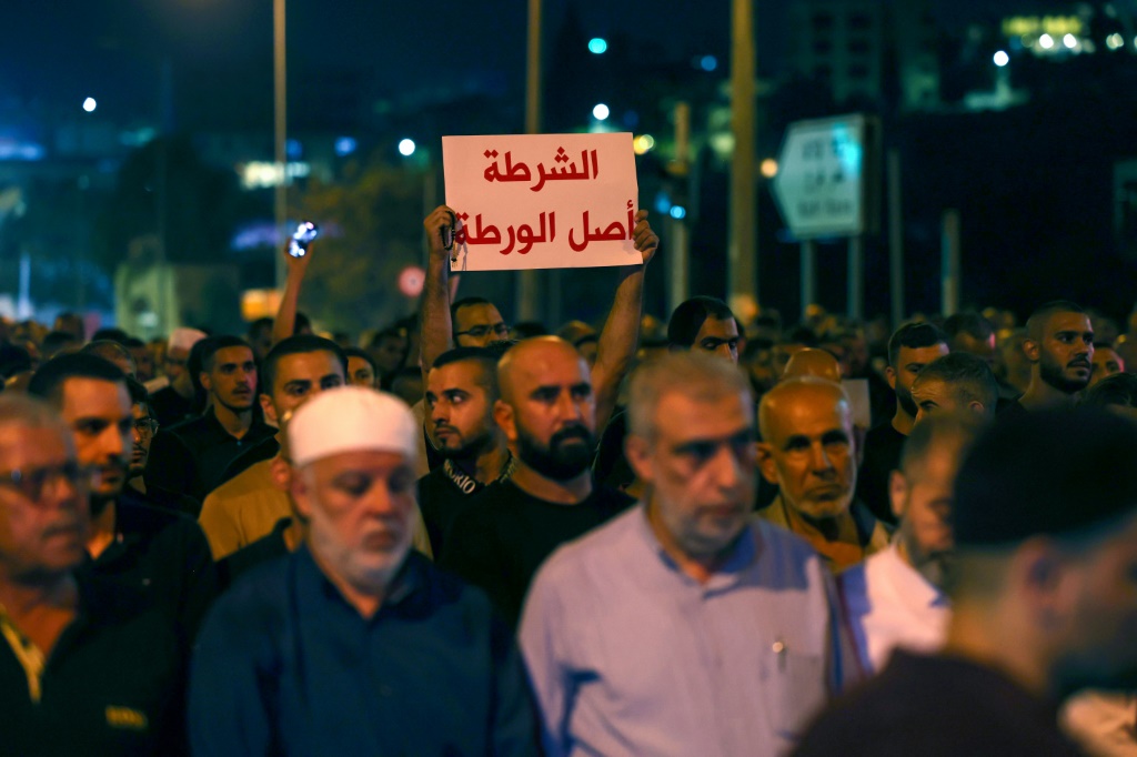 صورة من جنازة الشيخ سامي عبد اللطيف في بلدة كفر قرع شمال إسرائيل في 3 أيلول/سبتمبر 2023 غداة مقتله بالرصاص قرب مسجد (ا ف ب)
