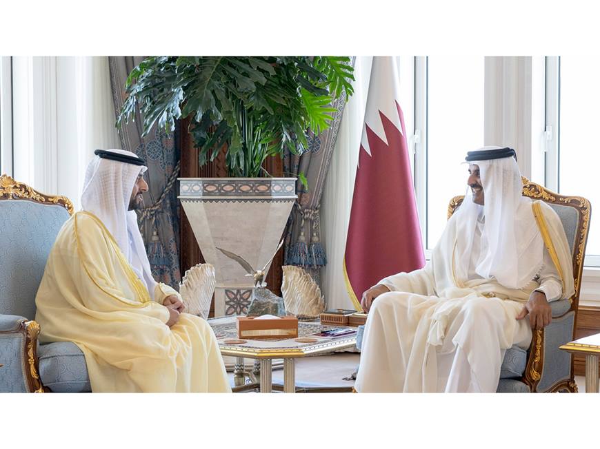 جانب من أستقبال أمير قطر لسفير الإمارات لدى قطر (قنا)