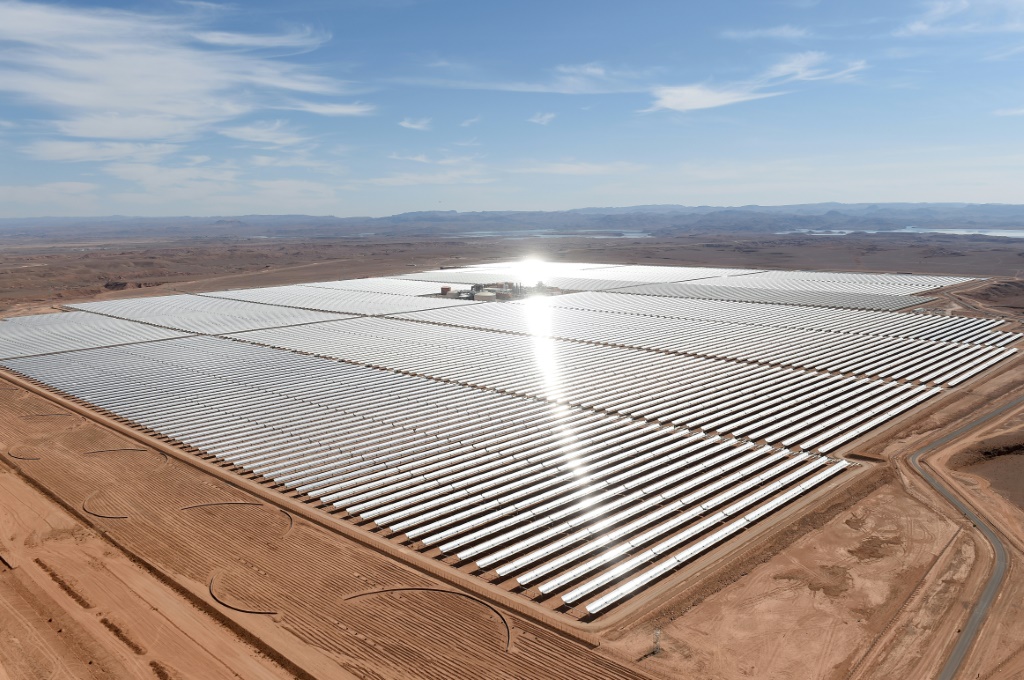 صورة ملتقطة من الجو تظهر محطة توليد الطاقة الشمسية نور 1 على بعد 20 كيلومترا من وارزازات في المغرب في الرابع من شباط/فبراير 2016 (ا ف ب)