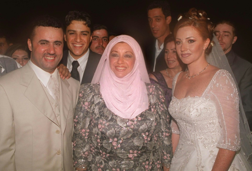 المغنية اللبنانية نجاح سلام متوسطة مواطنها المغني صبحي توفيق (إلى اليسار) وزوجته زينة المصري (إلى اليمين) خلال زفافهما في عاليه في 7 آب/أغسطس 2000 (ا ف ب)