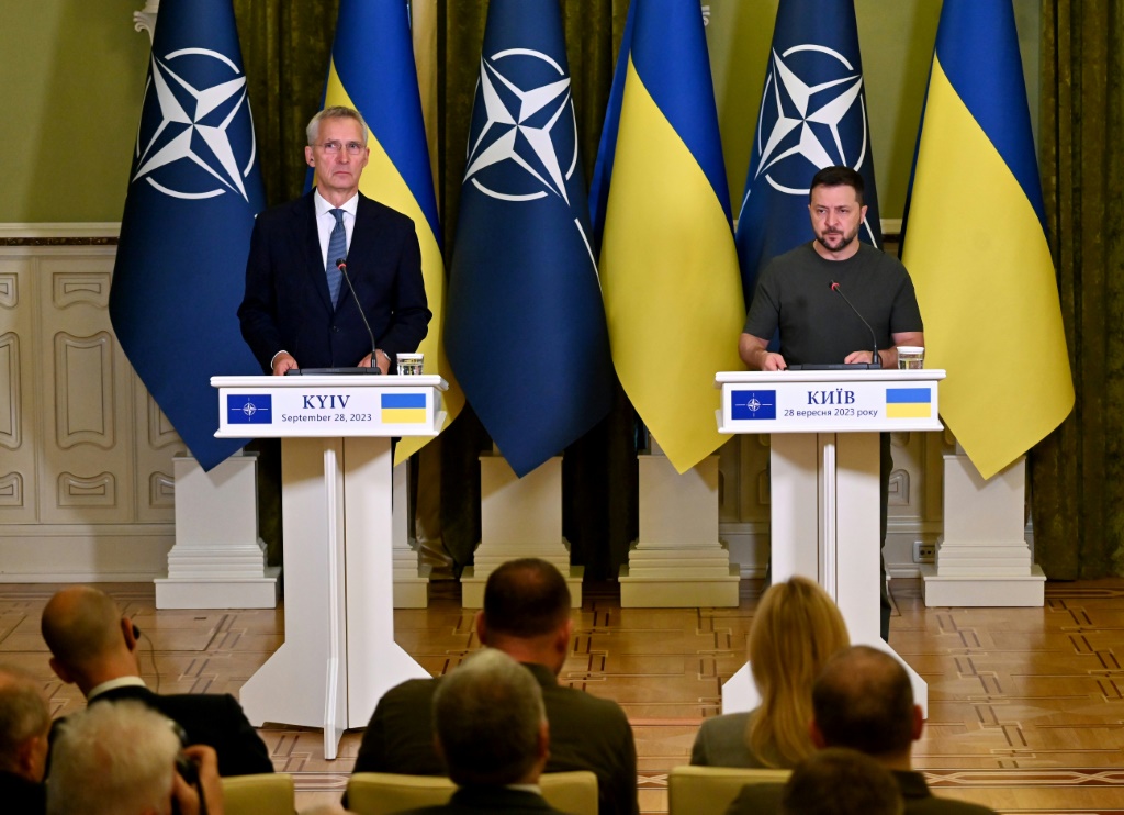 الرئيس الأوكراني فولوديمير زيلينسكي (يمين) والأمين العام لحلف شمال الأطلسي ينس ستولتنبرغ خلال مؤتمر صحافي إثر محادثات في كييف في 28 أيلول/سبتمبر 2023 (أ ف ب)   