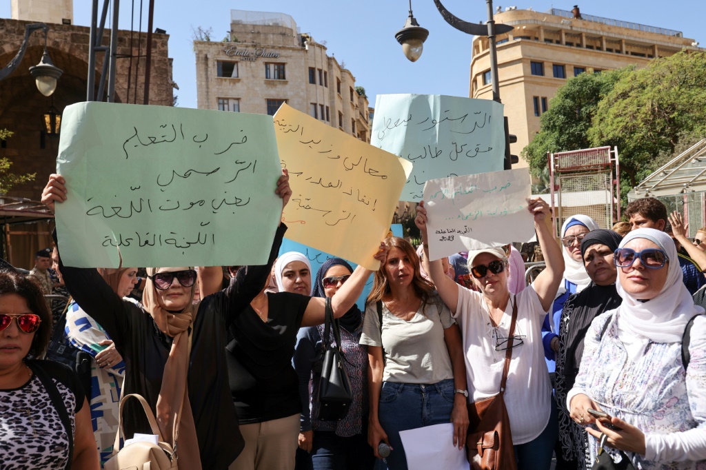 مدرسون يتظاهرون أمام ابرلمان اللبناني في وسط بيروت في 18 أيلول/سبتمبر 2023 (ا ف ب)   