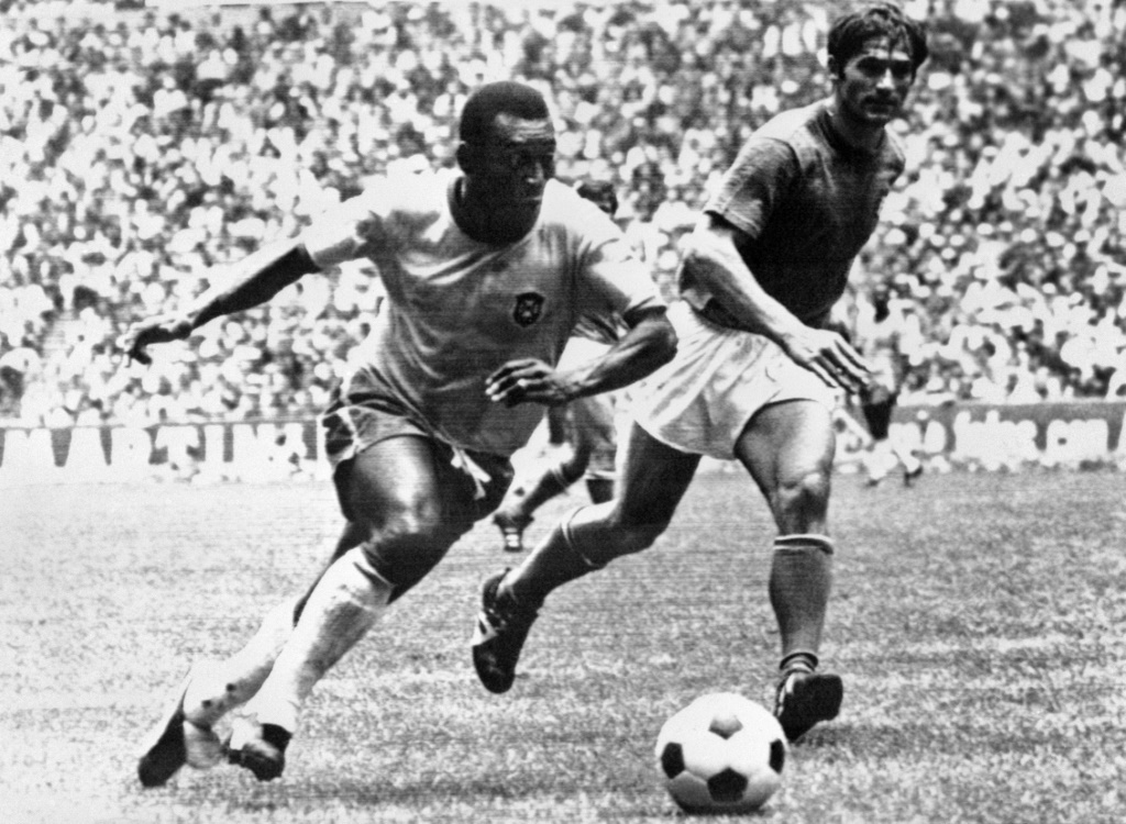بيليه امام المدافع الايطالي تارتشيزيو بورنييك في نهائي مونديال 1970 (ا ف ب)