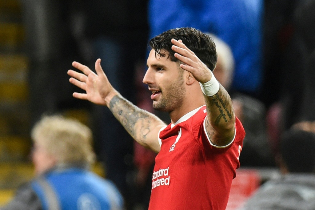 لاعب خط وسط ليفربول المجري دومينيك سوبوسلاي يحتفل بعد تسجيله الهدف الثاني لفريقه أمام ليستر سيتي في مسابقة كأس الرابطة على ملعب أنفيلد في ليفربول في 27 أيلول/سبتمبر 2023 (ا ف ب)