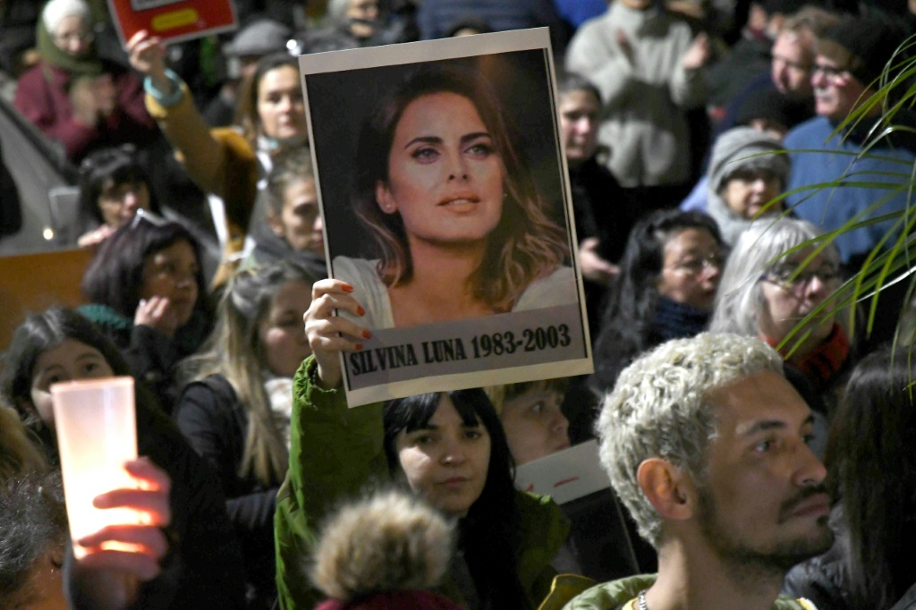 صورة للممثلة وعارضة الأزياء ومقدمة البرامج التلفزيونية الأرجنتينية سيلفينا لونا خلال وقفة احتجاجية أمام منزل الجراح أنيبال لوتوكي في السادس من أيلول/سبتمبر 2023 (ا ف ب)