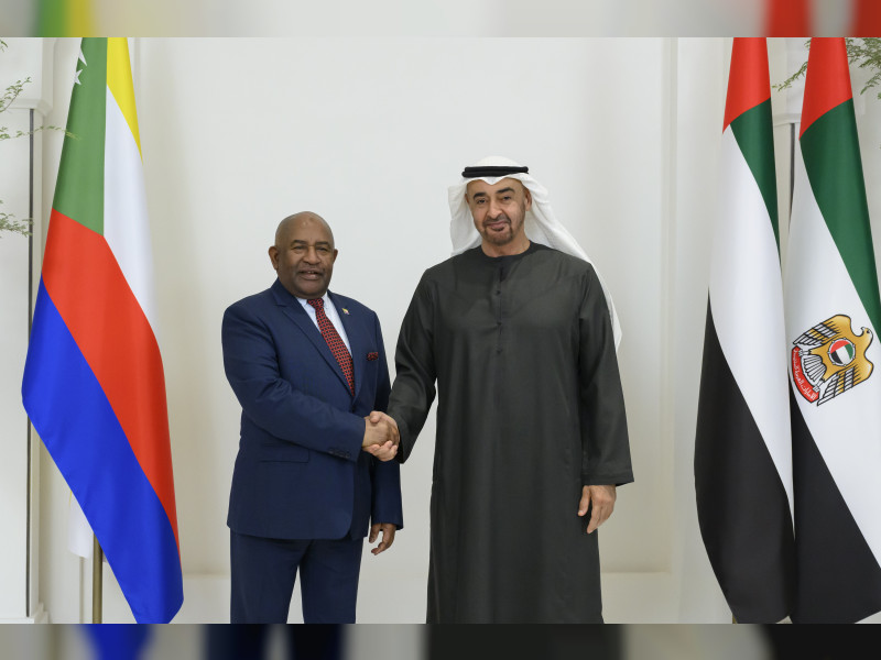 صورة تجمع رئيس الإمارات مع رئيس جمهورية القمر المتحدة (وام)