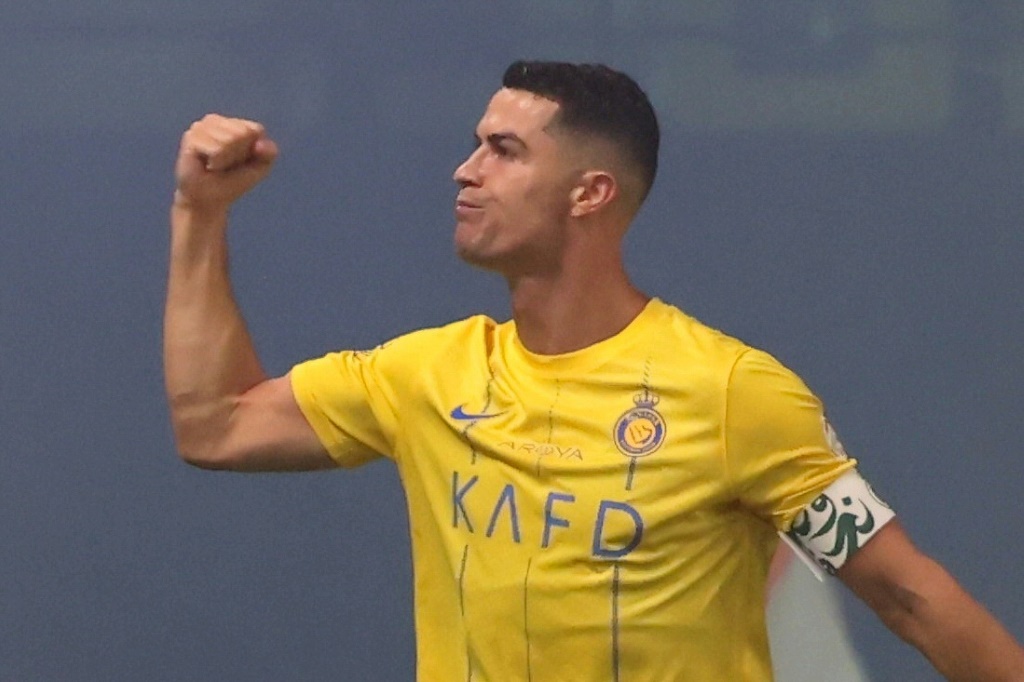 مهاجم النصر الدولي البرتغالي كريستيانو رونالدو يحتفل بهدف الفوز على الطائي (2-1) في الدوري السعودي في 29 أيلول/سبتمبر 2023 (ا ف ب)