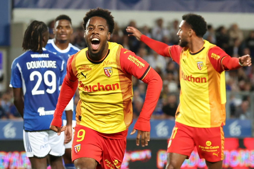 مهاجم لنس ايلي واهي يحتفل بهدف الفوز في مرمى ستراسبورغ (1-0) في الدوري الفرنسي في 29 أيلول/سبتمبر 2023 (ا ف ب)