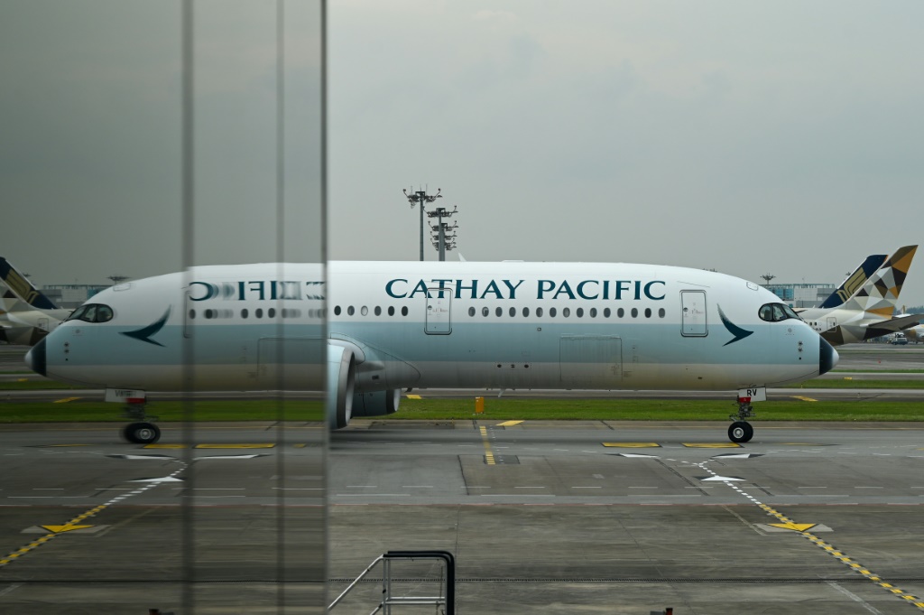 طائرة تابعة لشركة كاثي باسيفيك على مدرج مطار سنغافورة في 13 ايلول/سبتمبر 2022 (ا ف ب)