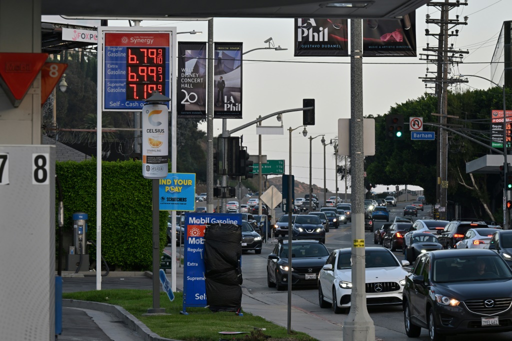 محطة وقود في لوس أنجيليس بولاية كاليفورنيا الأميركية في 28 أيلول/سبتمبر 2023 (ا ف ب)