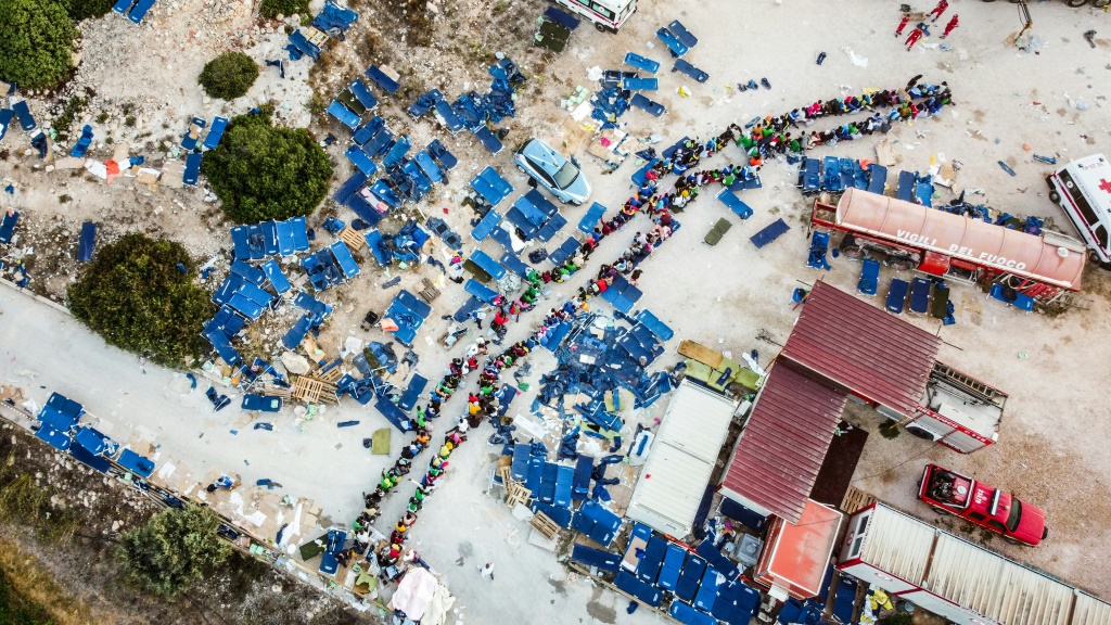 صورة ملتقطة من الجو تظهر تجمعات للمهاجرين في جزيرة لامبيدوسا الإيطالية في 14 أيلول/سبتمبر 2023 (ا ف ب)