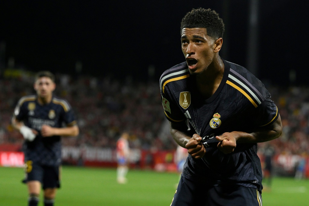 احتفل لاعب خط وسط ريال مدريد الإنجليزي جود بيلينجهام بعد تسجيله الهدف الثالث حيث كسر فريقه فقاعة جيرونا في مونتيليفي (ا ف ب)