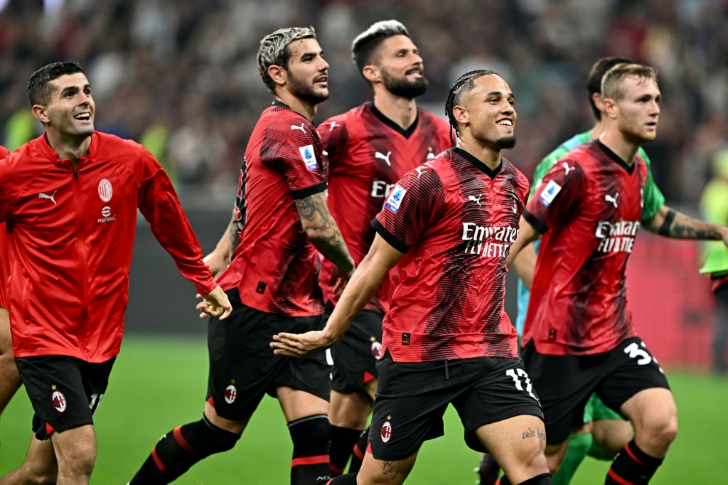 لاعبو ميلان يحتفلون بالفوز على لاتسيو (2-0) في الدوري الايطالي في 30 ايلول/سبتمبر 2023 (ا ف ب)