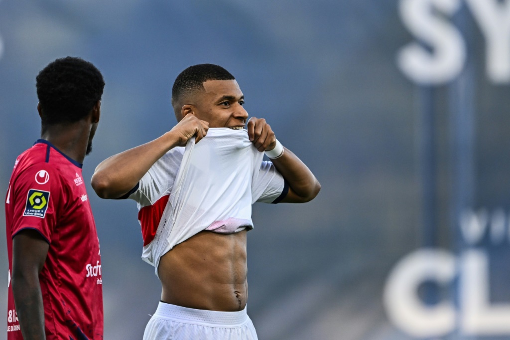 نجم باريس سان جرمان كيليان مبابي يتحسر على اهدار فرصة في المباراة ضد كليرمون فيران (0-0) في الدوري الفرنسي في 30 أيلول/سبتمبر 2023 (ا ف ب)