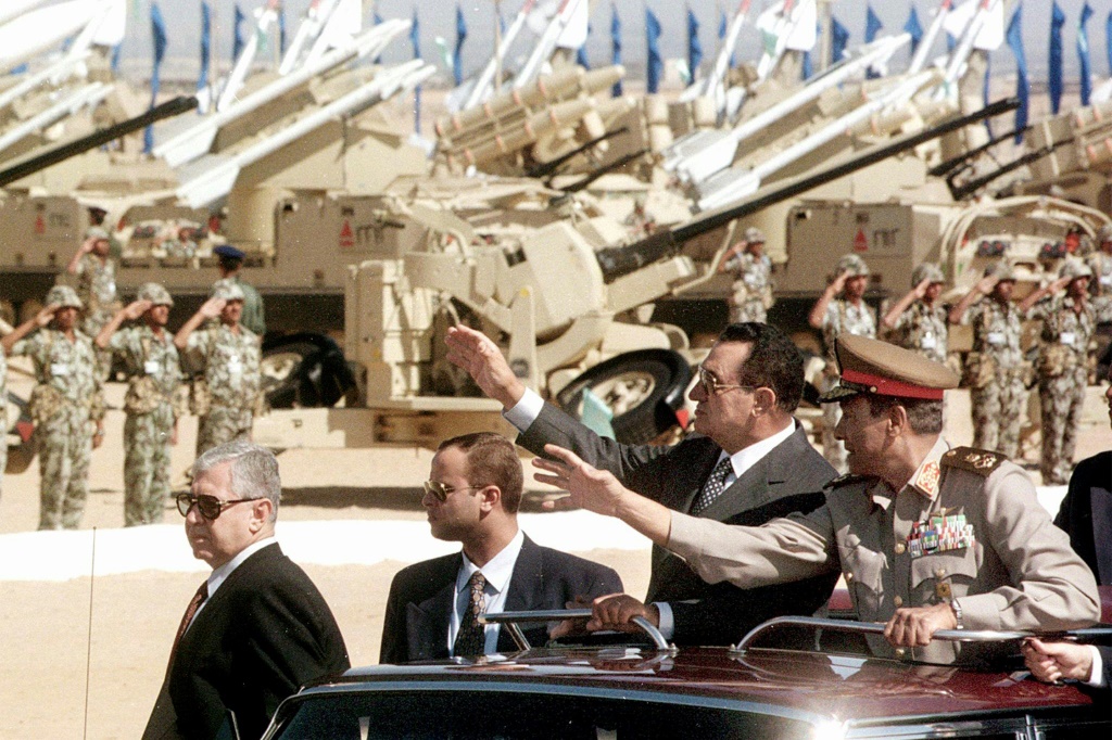 الرئيس المصري حسني مبارك ووزير الدفاع حسين طنطاوي خلال عرض عسكري إحياء لذكرى حرب 1973 في السادس من تشرين الأول/أكتوبر 1998. 0أ ف ب)   