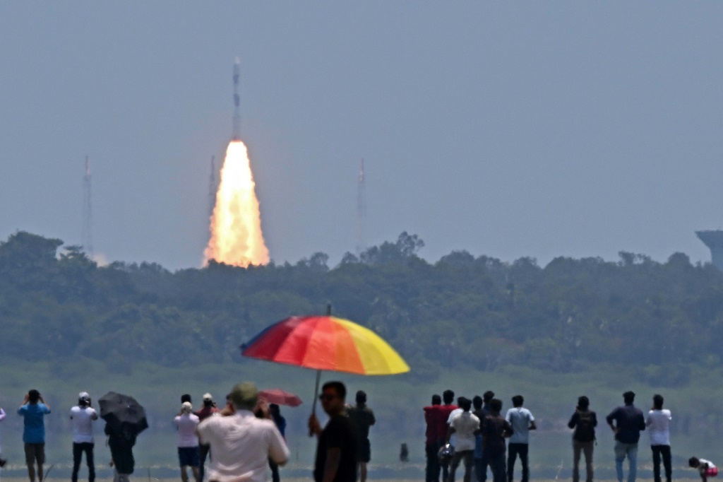هنود يتابعون انطلاق الصاروخ الحامل مركبة لاستكشاف الشمس في الثاني من أيلول/سبتمبر 2023 (أ ف ب)   