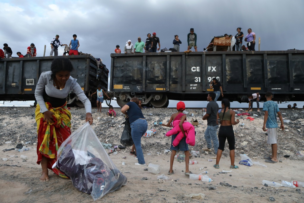 مهاجرون، معظمهم من الفنزويليين، تقطعت بهم السبل على متن قطار في الصحراء المكسيكية في طريقهم إلى الولايات المتحدة في 29 سبتمبر 2023 (أ ف ب)   