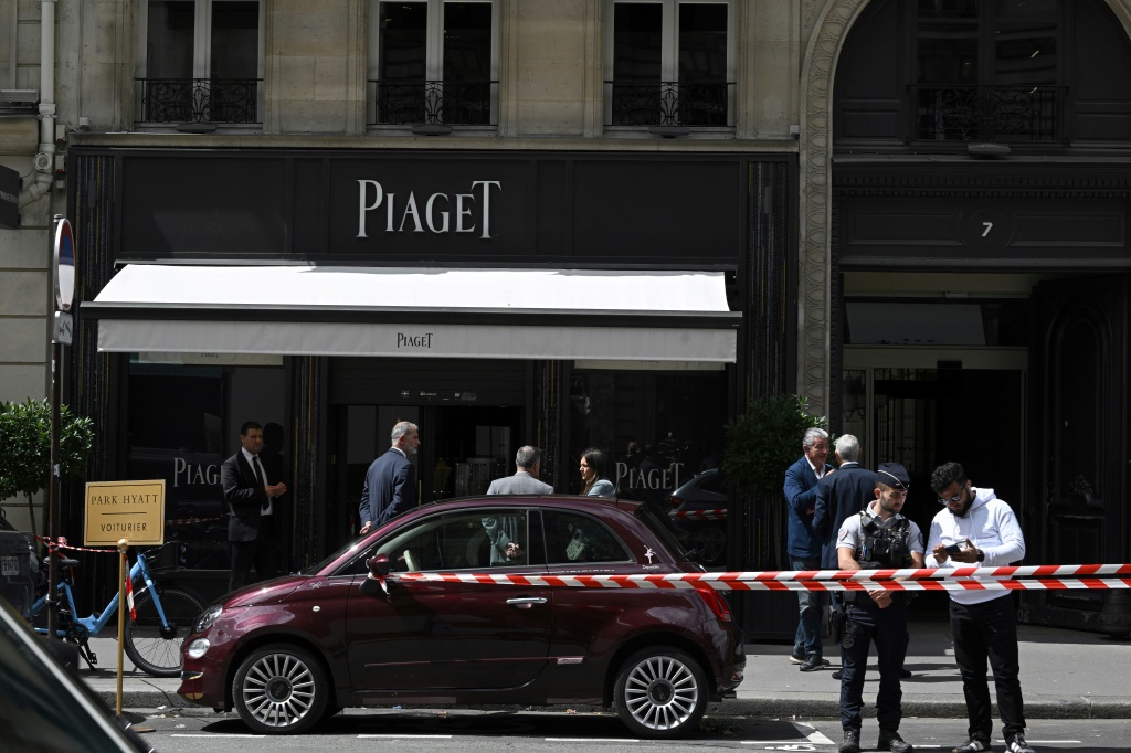 الشرطة الفرنسية تفرض طوقا عند مدخل محل بياجيه في وسط باريس بعد تعرضه لسطو في 1 آب/اغسطس 2023 (ا ف ب)