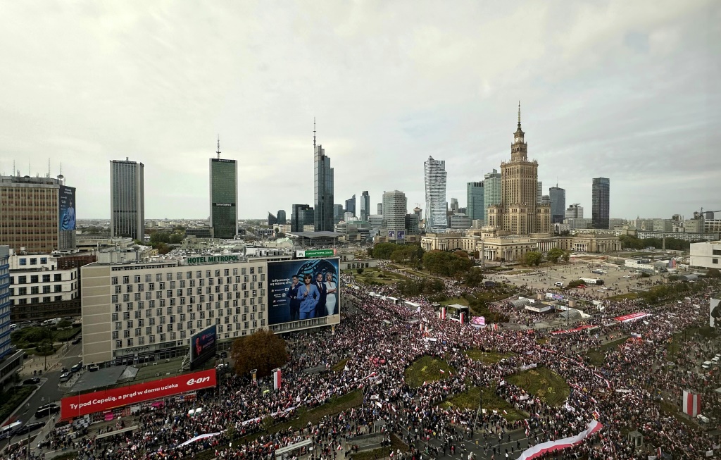 صورة في 1 تشرين الأول/أكتوبر 2023 تظهر متظاهرين يشاركون في "مسيرة المليون قلب" التي نظمتها المعارضة في وسط العاصمة البولندية وارسو (ا ف ب)