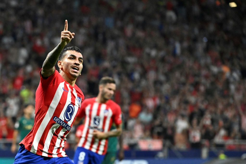 الارجنتيني أنخل كوريا يحتفل بالتسجيل لأتلتيكو مدريد في مرمى ضيفه ألميريا في الدوري الإسباني لكرة القدم. مدريد في الأول من تشرين الأول/أكتوبر 2023 (ا ف ب)