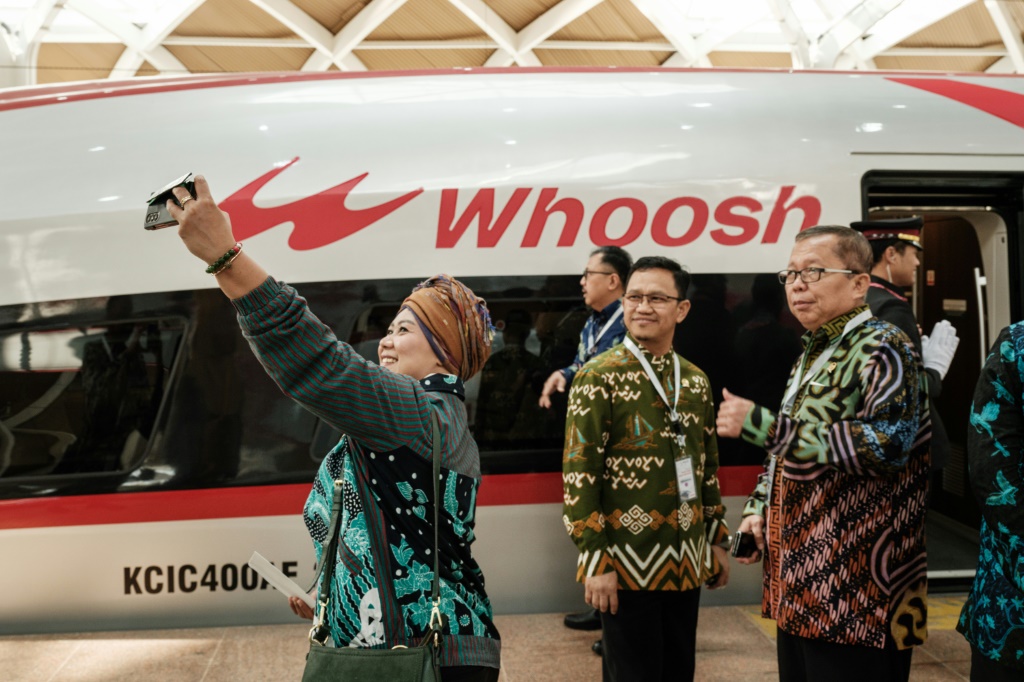 اندونيسيون يلتقطون صورا تذكارية أمام قطار "ووش" الفائق السرعة في الثاني من تشرين الأول/أكتوبر 2023 (ا ف ب)