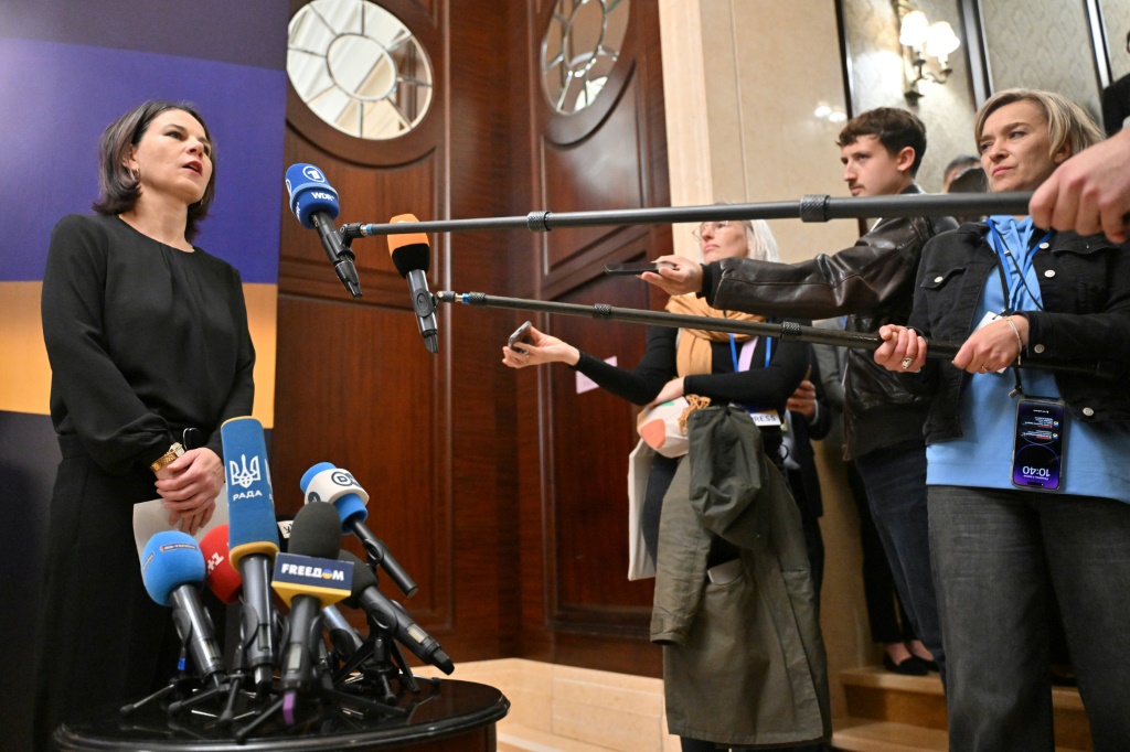 وزيرة الخارجية الألمانية أنالينا بيربوك تتحدث الى الصحافيين في كييف في الثاني من تشرين الأول/أكتوبر 2023 (ا ف ب)