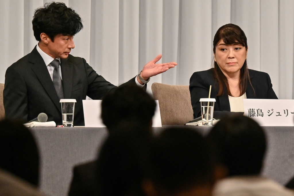 الرئيس الجديد لوكالة "جوني اند أسوسييتس" نوريوكي هيغاشياما والرئيسة المستقيلة جولي كيكو فوجيشيما خلال مؤتمر صحافي في طوكيو بتاريخ السابع من أيلول/سبتمبر (ا ف ب)