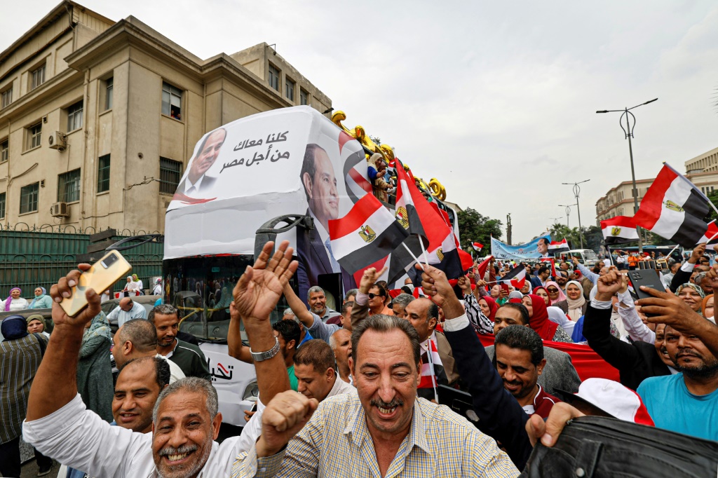 انصار الرئيس المصري عبد الفتاح السيسي يتظاهرون تأييدا له في القاهرة في الثاني من تشرين الاول/اكتوبر 2023 (أ ف ب)   