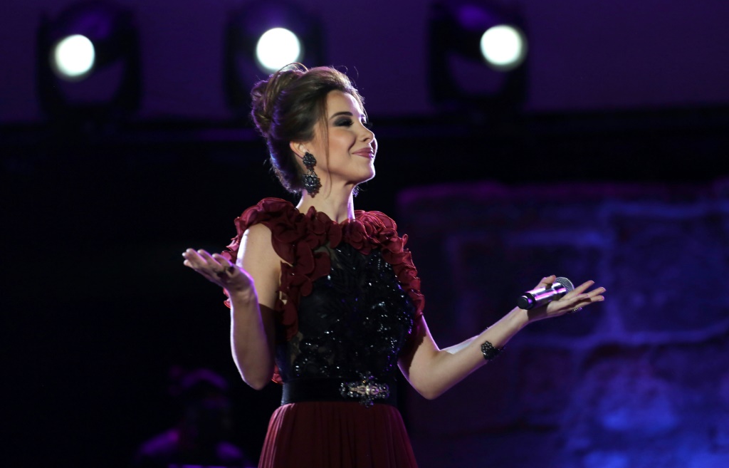 المغنية اللبنانية نانسي عجرم خلال إحيائها حفلة في إطار مهرجان قرطاج الدولي في تونس في 9 آب/أغسطس 2017 (ا ف ب)
