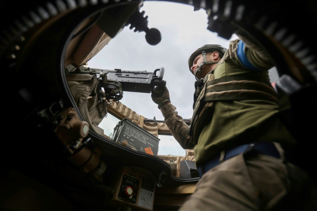 جندي أوكراني يدير مدفعًا رشاشًا في مركبة مدرعة MRAP في 16 يونيو 2023 (ا ف ب)   