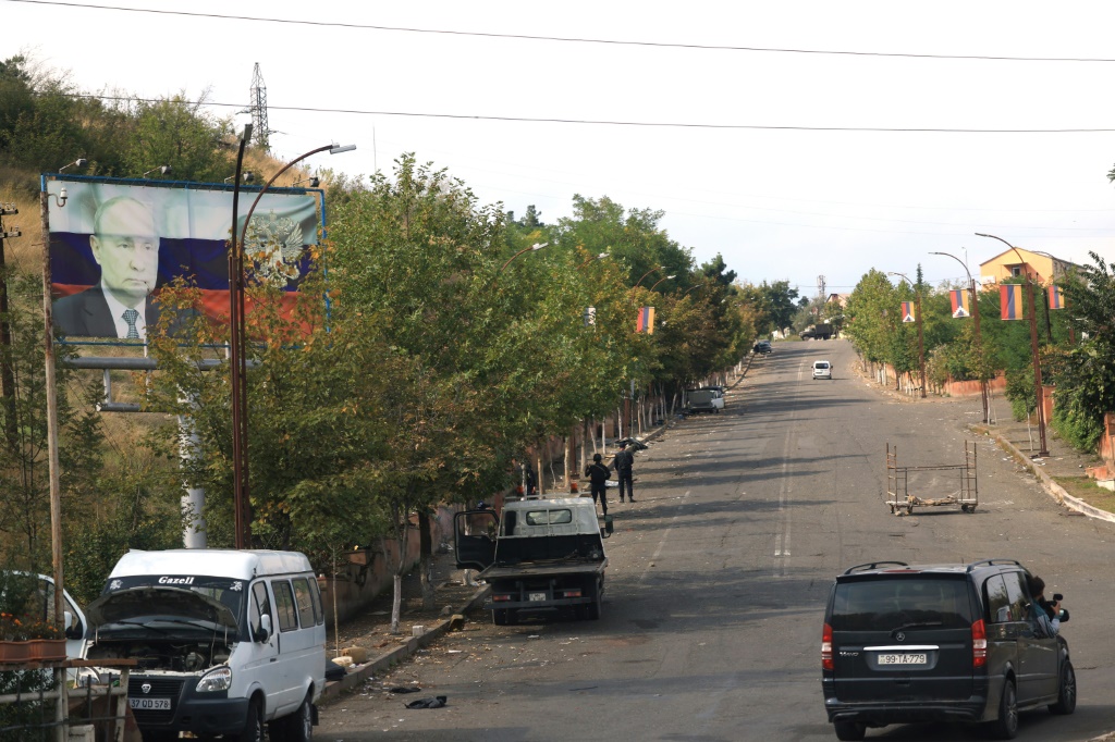 وقال مسؤولون انفصاليون إنهم سيبقون في كاراباخ حتى تنتهي عمليات الإنقاذ (أ ف ب)   