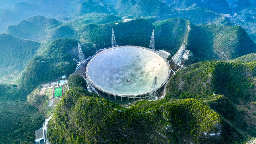  في الصورة الملتقطة جوا يوم 13 فبراير 2023، إجراء أعمال صيانة للتلسكوب الراديوي الكروي الصيني "فاست"، الذي يبلغ قطره 500 متر، في مقاطعة قويتشو جنوب غربي الصين (شينخوا)