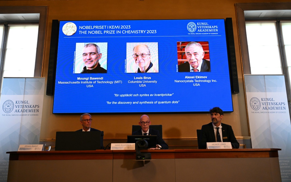 صور الباحثين الثلاثة (من اليسار إلى اليمين) منجي الباوندي (فرنسي المولد وتونسي الأصل)، ولويس بروس (من الولايات المتحدة) وأليكسي إكيموف (المولود في روسيا)، إثر الإعلان عن فوزهم بجائزة نوبل للكيمياء في ستوكهولم في الرابع من تشرين الأول/أكتوبر 2023 (ا ف ب)