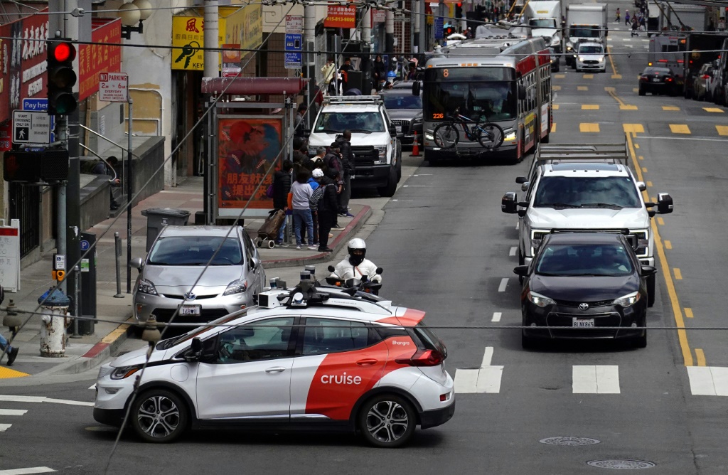 سيارة أجرة ذاتية القيادة تابعة لشركة كروز في مدينة سان فرانسيسكو الأميركية في 8 حزيران/يونيو 2023 (ا ف ب)