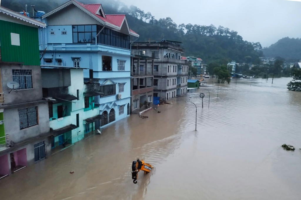 صورة وزعها الجيش الهندي والتقطها في الرابع من تشرين الأول/أكتوبر 2023 تُظهر شارعًا مغمورًا بالمياه في ولاية سيكيم بشمال شرق الهند بعد فيضان مفاجئ تسببت به أمطار غزيرة (ا ف ب)