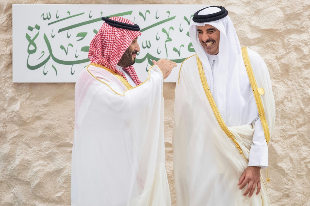 صورة تجمع أمير قطر الشيخ تميم بن حمد آل ثاني مع ولي العهد السعودي الأمير محمد بن سلمان (ا ف ب)