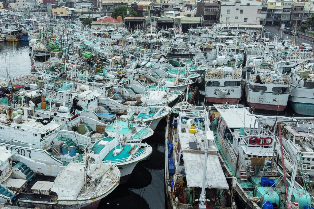 مراكب صيد بعد جمعها في ميناء للصيادين قبل وصول الإعصار كوينو في مقاطعة بينغتونغ بتايوان، في 4 تشرين الأول/أكتوبر 2023 (ا ف ب)