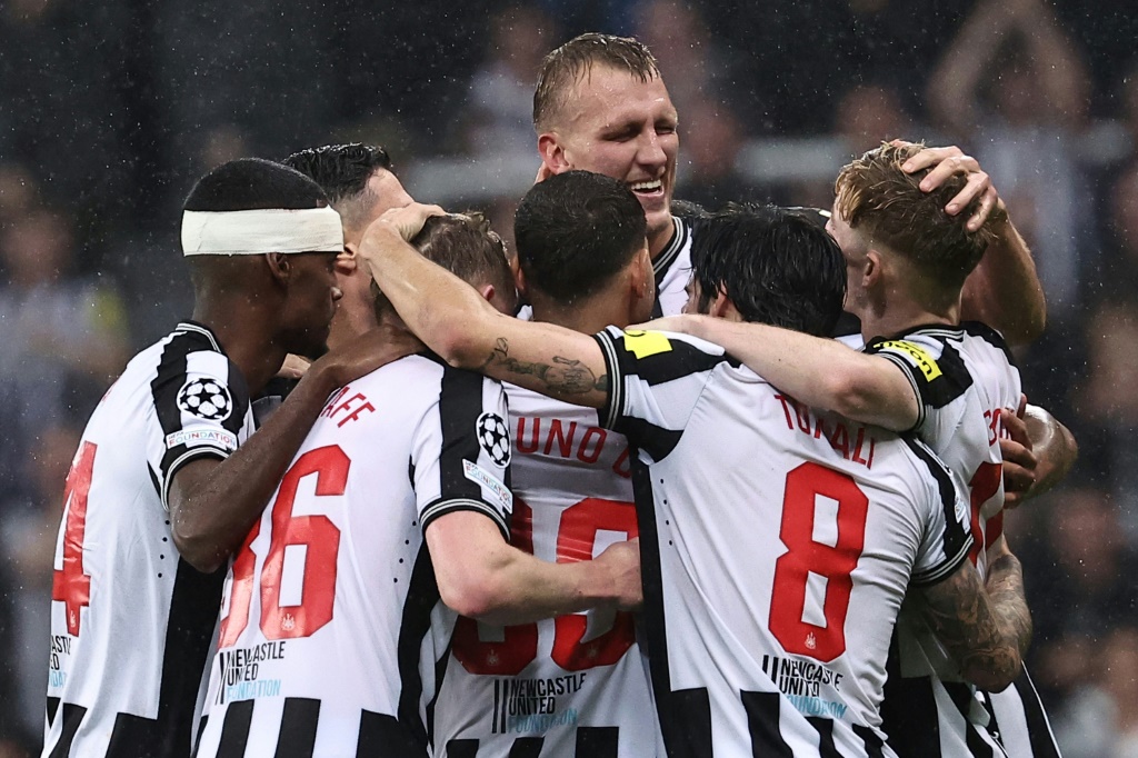 لاعبو نيوكاسل الانكليزي يحتفلون بالفوز على باريس سان جرمان الفرنسي (4-1) في الجولة الثانية من دور المجموعات لمسابقة دوري ابطال اوروبا في الرابع من تشرين الاول/أكتوبر 2023 (ا ف ب)