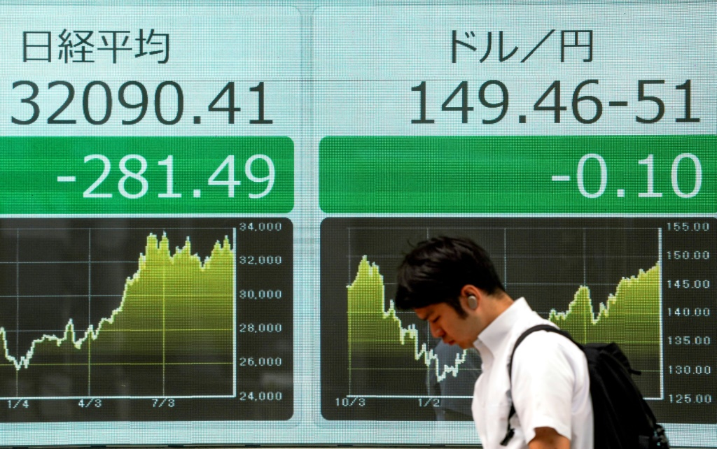 وقفز مؤشر الأسهم القيادية في طوكيو 1.8 بالمئة (أ ف ب)   